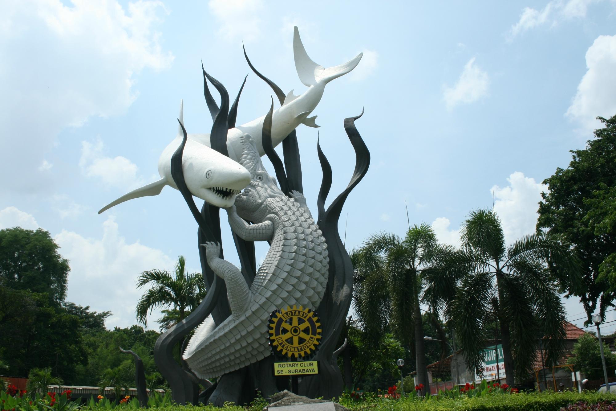 Patung Tugu Sura dan Baya Landmark Symbol of Surabaya